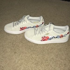 Puma gray suede flower embroidered sneakers